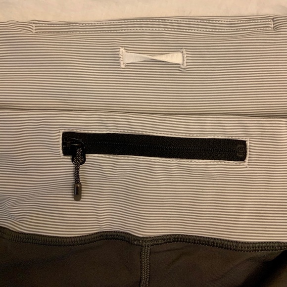 Lululemon Gray Cropped Legging - Picture 5 of 5